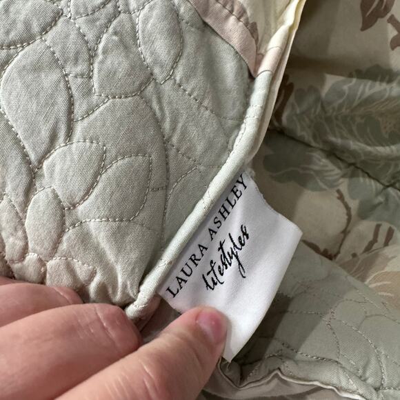 Laura Ashley Lifestyles Queen Size Muted Florals Comforter & 2 Pillow Shams - Picture 4 of 16